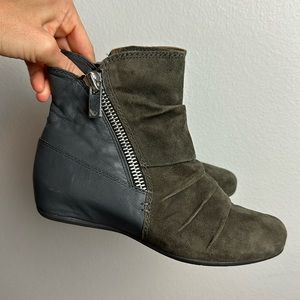 Earthies Leather Pino Dark Grey Zip Ankle Booties